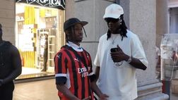 Leao nel centro di Milano: prima capisce cosa succede e poi ecco il selfie