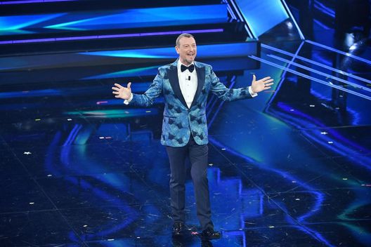 Amadeus: “Questa Inter può rivincere lo scudetto. Zalewski sottovalutato, è molto forte”- immagine 3