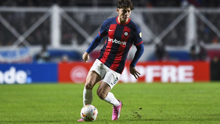 BUENOS AIRES, ARGENTINA - MAY 9: Agustin Giay of San Lorenzo drives the ball during the Copa CONMEBOL Libertadores 2024 Group F match between San Lorenzo and Independiente del Valle at Pedro Bidegain Stadium on May 9, 2024 in Buenos Aires, Argentina. (Photo by Rodrigo Valle/Getty Images) E Gian Piero guarda al Sudamerica. Fari su Giay, terzino del Palmeiras - immagine 1