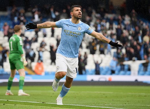 Sergio Aguero del Manchester City festeggia dopo aver segnato il quinto gol della sua squadra durante la partita della Premier League tra Manchester City ed Everton all'Etihad Stadium il 23 maggio 2021 a Manchester, Inghilterra Retroscena Aguero: “Sono stato vicino alla Juve, ma alla fine ho scelto il City”- immagine 2