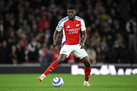 LONDRA, INGHILTERRA - 1 APRILE: Thomas Partey dell'Arsenal durante la partita di Premier League tra Arsenal FC e Fulham FC all'Emirates Stadium il 1 aprile 2025 a Londra, Inghilterra. (Foto di Justin Setterfield/Getty Images) Thomas Partey, ex stella dell’Arsenal, accusato di stupro: tre donne coinvolte- immagine 2