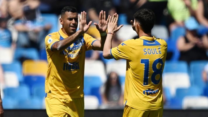 NAPLES, ITALY - APRIL 14: Walid Cheddira of Frosinone Calcio celebrates after scoring his side second goal during the Serie A TIM match between SSC Napoli and Frosinone Calcio at Stadio Diego Armando Maradona on April 14, 2024 in Naples, Italy. (Photo by Francesco Pecoraro/Getty Images) (Photo by Francesco Pecoraro/Getty Images) Frosinone, buoni numeri in attacco: Cheddira è nel suo momento migliore - immagine 1