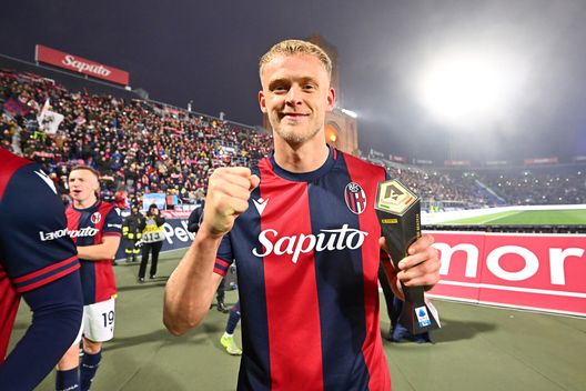 BOLOGNA, ITALIA - 15 DICEMBRE: Jens Odgaard del Bologna posa con il premio di Man of the Match dopo la partita di Serie A tra Bologna e Fiorentina allo Stadio Renato Dall'Ara il 15 dicembre 2024(Foto di Alessandro Sabattini/Getty Images) bologna Fiorentina