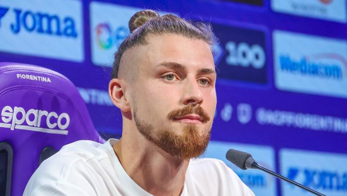 GERMOGLI PH: 16 LUGLIO 2026 BAGNO A RIPOLI ROCCO COMMISSO VIOLA PARK PRESENTAZIONE DEL NUOVO GIOCATORE DELLA FIORENTINA RADU DRAGUSIN NELLA FOTO RADU DRAGUSIN CorSport: “Dragusin e i dubbi dopo il lungo infortunio. Lui rassicura tutti” - immagine 1