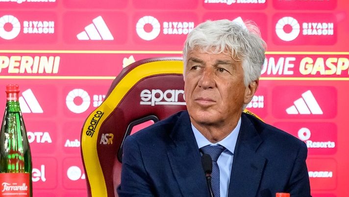 ROME, ITALY - JUNE 17: AS Roma new coach Gian Piero Gasperini during his first press conference for AS Roma at Centro Sportivo Fulvio Bernardini on June 17, 2025 in Rome, Italy. (Photo by Fabio Rossi/AS Roma via Getty Images) Gasperini svela: “Contatti con la Juve? Sì, ma ho avuto la sensazione che…” - immagine 1