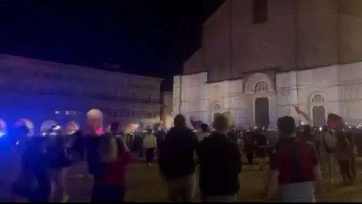 VIDEO Bologna in Champions, esplode la festa dei tifosi in Piazza Maggiore - immagine 1