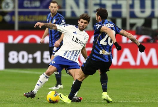 Milano, Italia - 23 dicembre 2024: Patrick Cutrone e Hakan Çalhanoğlu durante la partita tra Inter e Como. (Foto di Marco Luzzani/Getty Images) Como-Inter, dove vedere il derby lombardo in diretta tv e streaming live- immagine 4