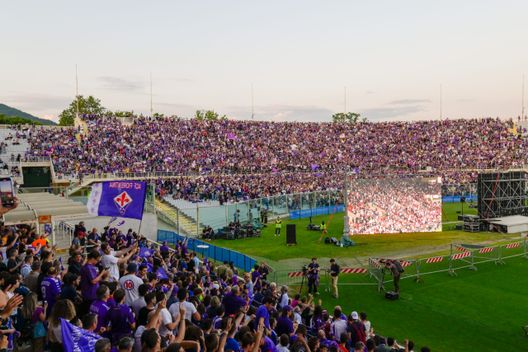 GERMOGLI PH: 7 GIUGNO 2023 FIRENZE STADIO ARTEMIO FRANCHI TIFOSI ALLO STADIO PER VEDERE LA PARTITA FINALE DI CONFERENCE LEAGUE FIORENTINA VS WEST HAM A PRAGA Il Franchi aspetta, San Siro no: Inter-Milan, accordo per lo stadio- immagine 2