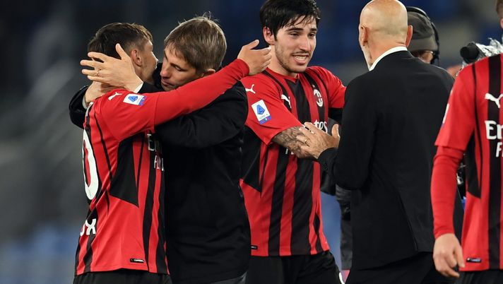 ROME, ITALY - APRIL 24: Head coach AC Milan Stefano Pioli celebrates the win at the end of Serie A match between SS Lazio and AC Milan at Stadio Olimpico on April 24, 2022 in Rome, Italy. (Photo by Claudio Villa/AC Milan via Getty Images) Bentivoglio: “Pioli al Milan ha fatto vedere come si vince, società e staff uniti” - immagine 1