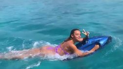 VIDEO / Abbronzatissima, la sorella di Frattesi si gode le vacanze al mare in famiglia
