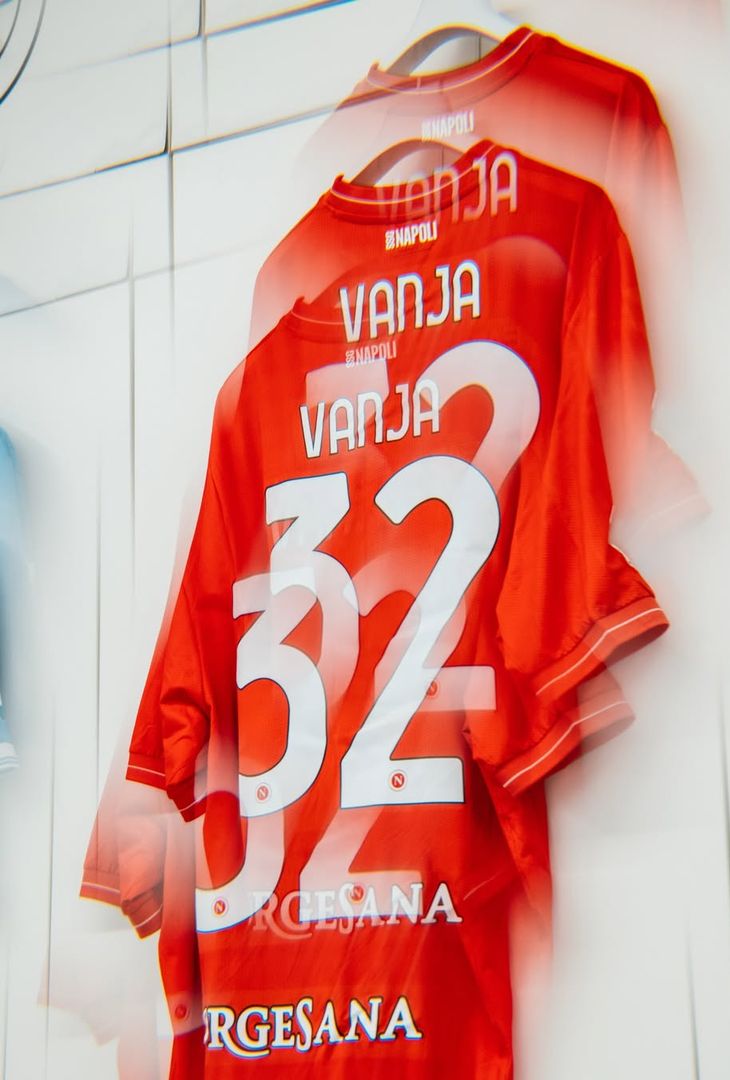 Sale l'attesa per il fischio d'inizio, fissato per le 18:00 odierne, di Napoli-Sassuolo, gara valevole per la 21ª giornata del campionato 2025/26 di Serie A. Per l'occasione, la squadra di mister Conte, come dimostra il seguente post pubblicato dalla società partenopea sul proprio account Instagram, scenderà in campo con indosso la maglia azzurra. Spunta, inoltre, un indizio per l'undici titolare '081': tra le foto compare la maglia di Antonio Vergara. È probabile, dunque, che a scendere in campo stasera come esterno alto a destra sia il prodotto del vivaio campano (a discapito di Noa Lang).