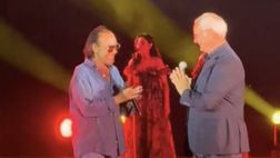 Sorpresa al concerto di Venditti: Ranieri sul palco per ‘Grazie Roma’. E parte il coro