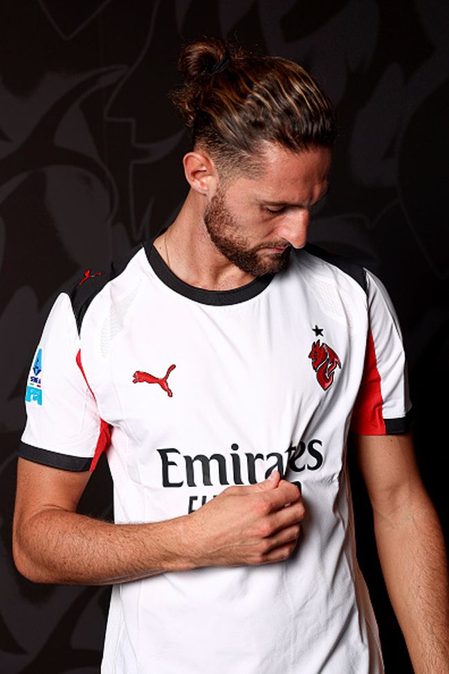 Sguardo intenso sullo stemma (Photo by Giuseppe Cottini/AC Milan via Getty Images)  Rabiot Casa Milan