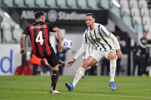 TURIN, ITALY - MAY 09: Adrien Rabiot of Juventus is challenged by Ismael Bennacer of AC Milan during the Serie A match between Juventus and AC Milan at Allianz Stadium on May 09, 2021 in Turin, Italy. Sporting stadiums around Italy remain under strict restrictions due to the Coronavirus Pandemic as Government social distancing laws prohibit fans inside venues resulting in games being played behind closed doors. (Photo by Filippo Alfero - Juventus FC/Juventus FC via Getty Images) Rabiot Bennacer