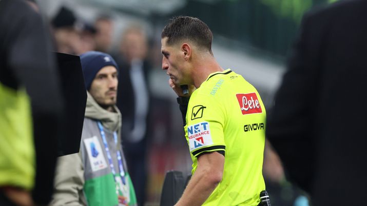 MILAN, ITALY - NOVEMBER 29: Referee goes to take a look at the VAR -screen during the Serie A match between AC Milan and SS Lazio at Giuseppe Meazza Stadium on November 29, 2025 in Milan, Italy. (Photo by Claudio Villa/AC Milan via Getty Images) serie a regolamento