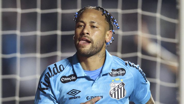 SAO PAULO, BRAZIL - AUGUST 04: Neymar of Santos celebrates after scoring the first goal of his team during a Brasileirao 2025 match between Santos and Juventude at MorumBIS Stadium on August 04, 2025 in Sao Paulo, Brazil. (Photo by Alexandre Schneider/Getty Images) Raul Fuente: “Neymar vuole a tutti i costi il Mondiale. E si offre a club italiani già per…” - immagine 1