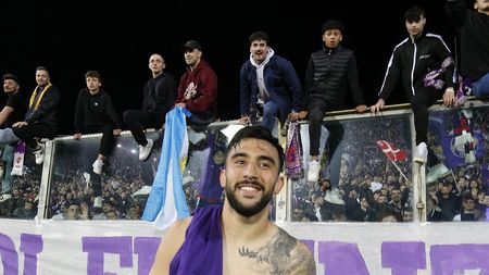 FLORENCE, ITALY - APRIL 27: Nicolas Ivan Gonzalez of ACF Fiorentina greets the fans after during of the Coppa Italia Semi Final match between ACF Fiorentina and US Cremonese at Stadium at Artemio Franchi on April 27, 2023 in Florence, Italy. (Photo by Gabriele Maltinti/Getty Images)