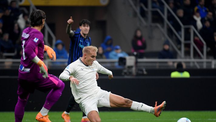 MILAN, ITALY - NOVEMBER 09: Gustav Isaksen of SS Lazio compete for the ball with Yann Somme of Internazioale during the Serie A match between FC Internazionale and SS Lazio at Giuseppe Meazza Stadium on November 09, 2025 in Milan, Italy. (Photo by Marco Rosi - SS Lazio/Getty Images) News Lazio / Alti e bassi Isaksen, il ricordo di Gabbo: rassegna stampa - immagine 1
