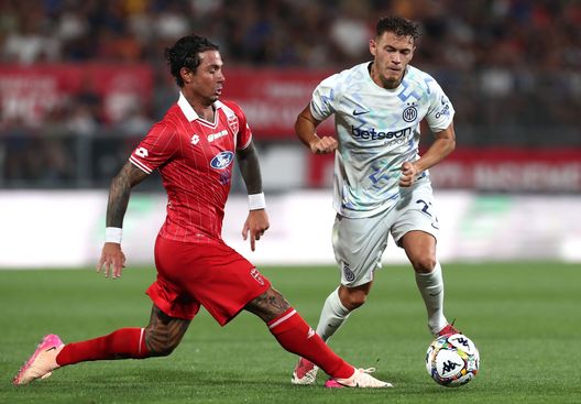 Kristjan Asllani dell'FC Internazionale compete per il pallone con Armando Izzo dell'AC Monza durante l'amichevole pre-campionato tra l'AC Monza e l'FC Internazionale allo stadio U-Power il 12 agosto 2025 a Monza, Italia. (Foto di Marco Luzzani/Getty Images) Nulla di nuovo sotto il sole: Monza-Inter finisce 2 a 2! Per Chivu c’è ancora del lavoro da fare- immagine 3