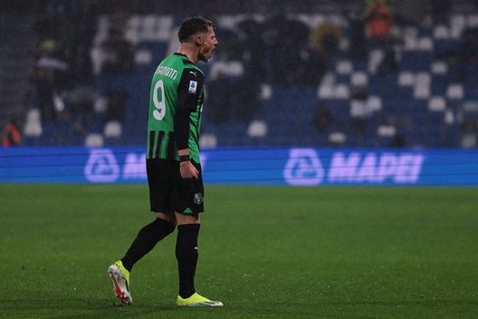 REGGIO NELL'EMILIA, ITALY - JANUARY 06: Andrea Pinamonti of US Sassuolo celebrates after scoring his team's first goal during the Serie A TIM match between US Sassuolo and ACF Fiorentina at Mapei Stadium - Citta' del Tricolore on January 06, 2024 in Reggio nell'Emilia, Italy. (Photo by Emmanuele Ciancaglini/Getty Images) Pinamonti cerca squadra: la Fiorentina insiste, ma c’è concorrenza- immagine 2