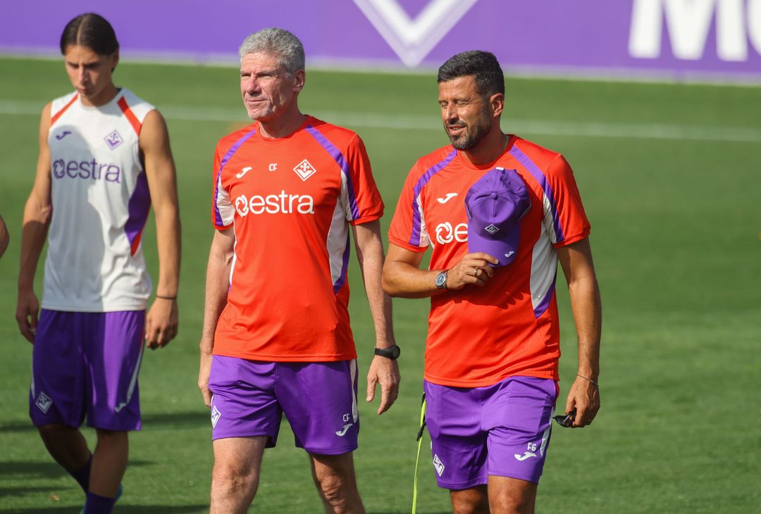 GERMOGLI PH: 13 LUGLIO 2026 BAGNO A RIPOLI ROCCO CCOMMISSO VIOLA PARK PRIMO ALLENAMENTO DEL RITIRO CON ALLENATORE GROSSO DELLA FIORENTINA NELLA FOTO ALLENATORE FABIO GROSSO GALLERY – Le immagini del primo giorno di ritiro della Fiorentina di Grosso - immagine 5