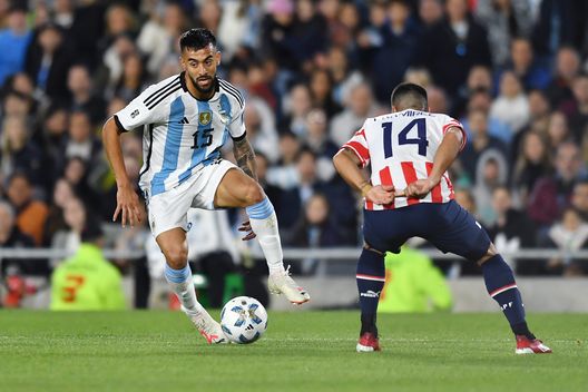 BUENOS AIRES, ARGENTINA - OCTOBER 12: Nicolás González of Argentina controls the ball during the FIFA World Cup 2026 Qualifier match between Argentina and Paraguay at Estadio Más Monumental Antonio Vespucio Liberti on October 12, 2023 in Buenos Aires, Argentina. (Photo by Marcelo Endelli/Getty Images) Gli argentini viola: Nico vince da titolare, Quarta in panchina. E Beltran?- immagine 2
