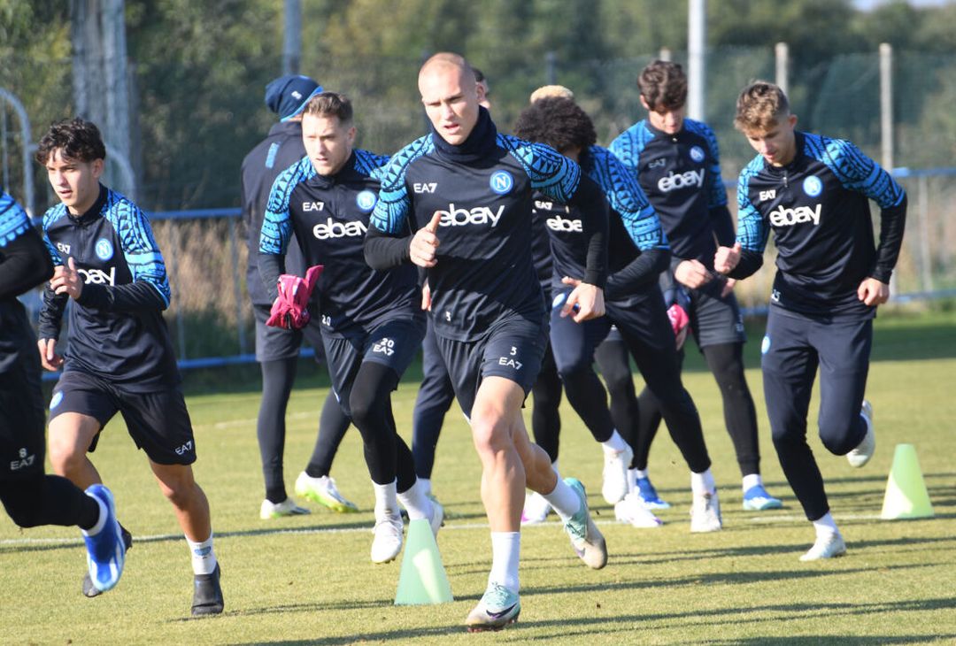 Il Napoli si è allenato a Castel Volturno: azzurri carichi e concentrati. Tutte le foto odierne.