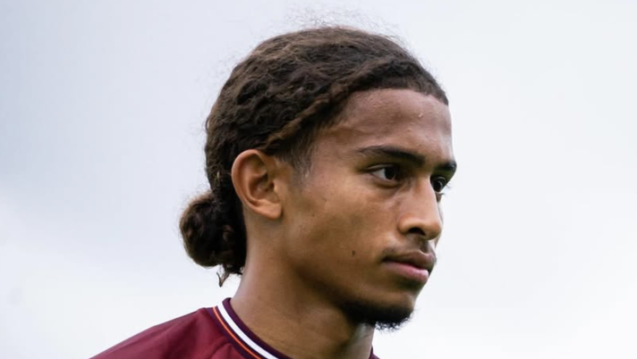 Tahirys Dos Santos, difensore del Metz, è tornato a riabbracciare i suoi compagni di squadra tre mesi dopo la strage di Crans Montana Dos Santos torna al Metz tre mesi dopo la strage di Crans Montana – VIDEO - immagine 1