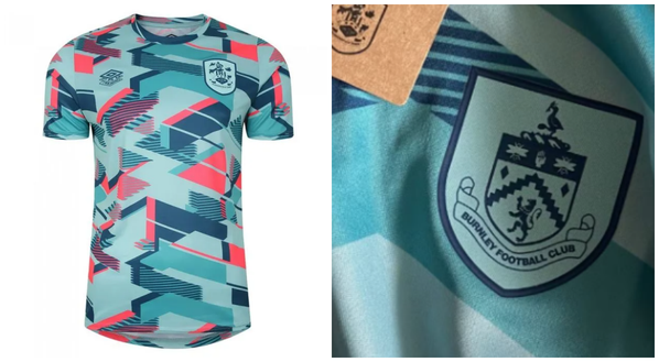 Papà regala al figlio la maglia dell’Huddersfield, ma lo stemma è del Burnley… Papà regala al figlio la maglia dell’Huddersfield, ma lo stemma è del Burnley… - immagine 1