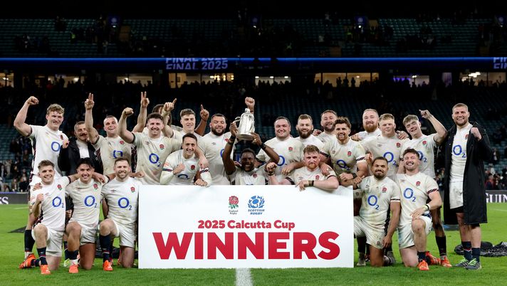 LONDON, ENGLAND - FEBRUARY 22: Maro Itoje of England lifts the Calcutta Cup trophy after the team's victory during the Guinness Six Nations 2025 match between England and Scotland at Allianz Stadium on February 22, 2025 in London, England. (Photo by David Rogers/Getty Images) Finale al cardiopalma tra Inghilterra e Scozia. Finisce 16-15 per gli inglesi - immagine 1
