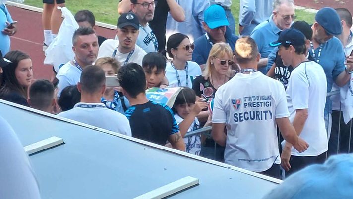 Garcia firma autografi ai tifosi a bordocampo