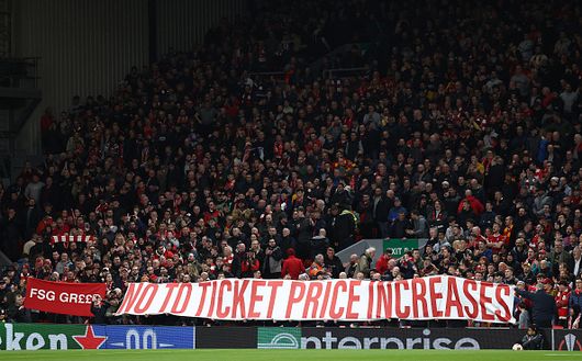 La protesta dei tifosi del Liverpool contro il caro prezzi della passata stagione (Foto di DARREN STAPLES/AFP via Getty Images) Europa League, prezzi per la finale da capogiro: tifosi furiosi con Boehly- immagine 2