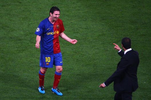 ROMA - 27 MAGGIO: Lionel Messi del Barcellona festeggia con il suo allenatore, Josep Guardiola, dopo la vittoria del Barcellona per 2-0 durante la finale di UEFA Champions League tra Barcellona e Manchester United allo Stadio Olimpico il 27 maggio 2009 a Roma, Italia. (Foto di Paul Gilham/Getty Images) Lionel Messi, l’argentino elogia Pep Guardiola: “Il migliore in assoluto”- immagine 2