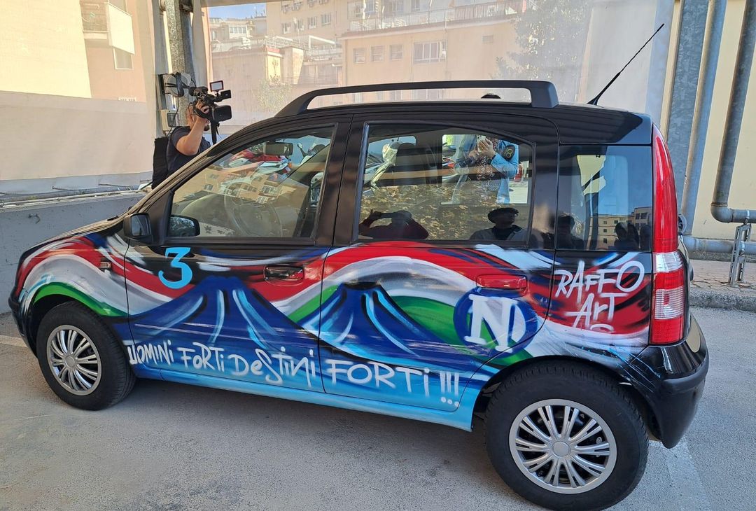 GALLERY La Panda scudettata e autografata: il bellissimo dono di Spalletti- immagine 1