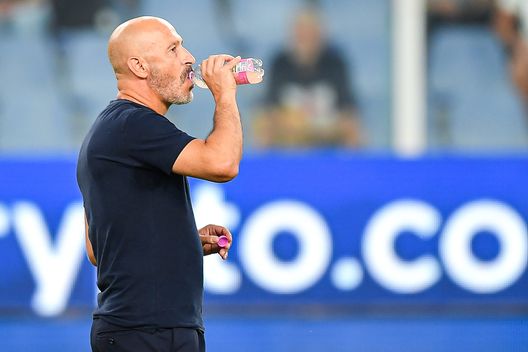 GENOA, ITALY - AUGUST 19: Vincenzo Italiano, head coach of Fiorentina, drinks some water prior to kick-off in the Serie A TIM match between Genoa CFC and ACF Fiorentina at Stadio Luigi Ferraris on August 19, 2023 in Genoa, Italy. (Photo by Getty Images/Getty Images) Poesio: “La Fiorentina fa sul serio. Tutti i meriti di Italiano”- immagine 2