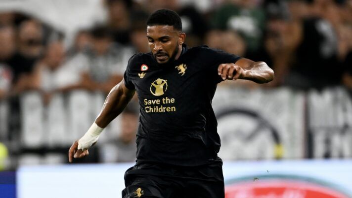 TURIN, ITALY - SEPTEMBER 01: Gleison Bremer of Juventus is challenged by Paulo Dybala of AS Roma during the Serie A match between Juventus and AS Roma at Allianz Stadium on September 01, 2024 in Turin, Italy. (Photo by Daniele Badolato - Juventus FC/Juventus FC via Getty Images) Bremer: “Inizio? Ero un po’ stanco ma mi sto riprendendo. Ecco cos’è cambiato con Motta” - immagine 1