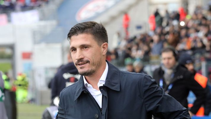 CAGLIARI, ITALY - NOVEMBER 22: coach of Cagliari Fabio Pisacane looks on during the Serie A match between Cagliari Calcio and Genoa CFC at Stadio Sant'Elia on November 22, 2025 in Cagliari, Italy. (Photo by Enrico Locci/Getty Images) Cagliari, i convocati di Pisacane per il Napoli: out in cinque. Ci sono tre Primavera - immagine 1