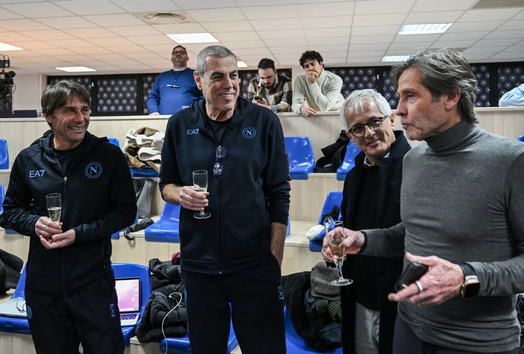 GALLERY Conte e Oriali, brindisi con i giornalisti dopo la conferenza pre Genoa - immagine 4