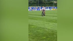 VIDEO / Mourinho in bici sfida Pogacar: “Sono pronto”