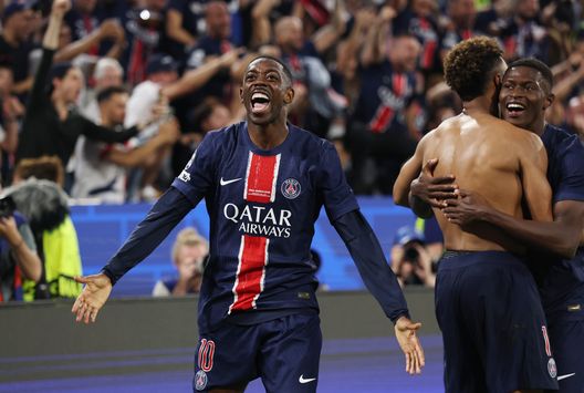 Ousmane Dembélé, attaccante del Psg. (Foto di Lars Baron/Getty Images) Dembélé porta il Pallone d’Oro ai compagni: la simpatica reazione di Luis Enrique- immagine 3