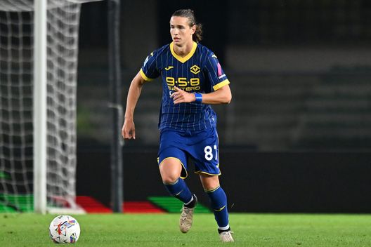 VERONA, ITALY - OCTOBER 04: Daniele Ghilardi of Hellas Verona in action during the Serie A match between Verona and Venezia at Stadio Marcantonio Bentegodi on October 04, 2024 in Verona, Italy. (Photo by Alessandro Sabattini/Getty Images) Pedullà: “Se parte Comuzzo la Fiorentina ha già in mente il sostituto”- immagine 2