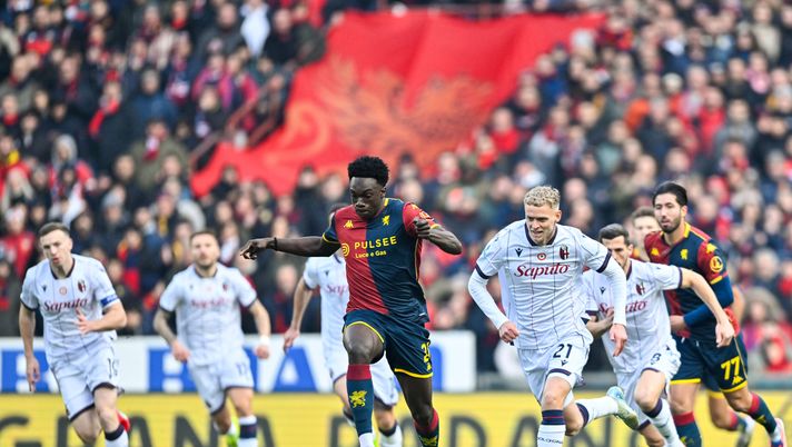 GENOA, ITALY - JANUARY 25: Jeff Ekhator of Genoa (center) is seen in action during the Serie A match between Genoa CFC and Bologna FC 1909 at Luigi Ferraris Stadium on January 25, 2026 in Genoa, Italy. (Photo by Getty Images) Il Bologna si fa male da solo e Maresca contibuisce: sconfitta a Marassi da 0-2 a 3-2- immagine 1