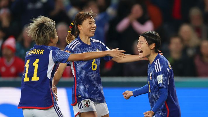 DUNEDIN, NEW ZEALAND - JULY 26: Hikaru Naomoto (R) of Japan celebrates with teammates Mina Tanaka (L) and Hina Sugita (C) after scoring her team's first goal during the FIFA Women's World Cup Australia & New Zealand 2023 Group C match between Japan and Costa Rica at Dunedin Stadium on July 26, 2023 in Dunedin, New Zealand. (Photo by Lars Baron/Getty Images) Mondiali femminili, sorriso Giappone: pratica Costa Rica chiusa in due minuti - immagine 1