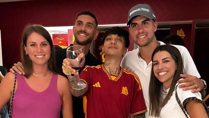 Pellegrini e Mancini regalano a Ultimo la nuova maglia della Roma - immagine 1