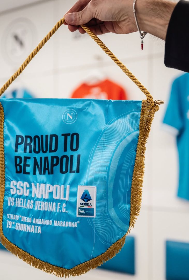 Sale l'attesa per il fischio d'inizio, fissato per le 18:30 odierne, di Napoli-Hellas Verona, gara valevole per la 19ª giornata del campionato 2025/26 di Serie A. Per l'occasione, la squadra di Antonio Conte, come dimostra il seguente post pubblicato dalla società partenopea sul proprio account Instagram, scenderà in campo con indosso la maglia azzurra. Spunta, inoltre, un indizio per l'undici titolare ospite: tra le foto compare la maglia di Mathias Olivera. È probabile, dunque, che a scendere in campo stasera come quarto di centrocampo a sinistra sia l'uruguaiano (a discapito di Miguel Gutierrez).