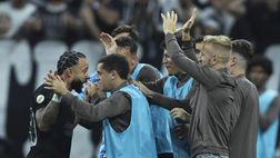 Corinthians, Depay in gol e la fascia per capelli a un tifoso: “Spero che non la venda”