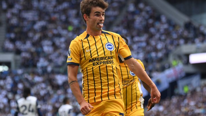 LONDON, ENGLAND - MAY 25: Matt O'Riley of Brighton & Hove Albion celebrates scoring his team's third goal during the Premier League match between Tottenham Hotspur FC and Brighton & Hove Albion FC at Tottenham Hotspur Stadium on May 25, 2025 in London, England. (Photo by Mike Hewitt/Getty Images) Paredes ai saluti, occhi su O’Riley - immagine 1
