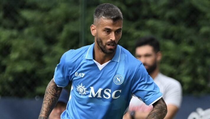DIMARO, ITALY - JULY 16: SSC Napoli Player Leonardo Spinazzola during the the Pre-season Friendly match between SSC Napoli and ASD Anaune Val di Non on July 16, 2024 in Dimaro, Italy. (Photo by SSC NAPOLI/SSC NAPOLI via Getty Images) CorSport: “Spinazzola e Cheddira convincono ancora, un difensore in difficoltà” - immagine 1