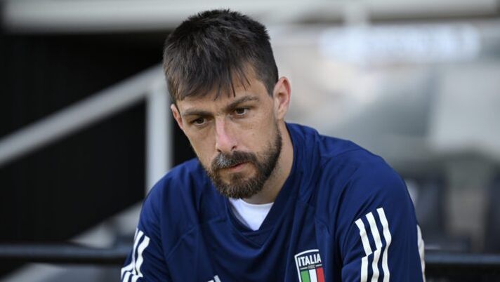 OLDENZAAL, NETHERLANDS - JUNE 17: Francesco Acerbi of Italy attends before an Italy Training Session for the UEFA Nations League 2022/23 third place match at K.V.V Quick '20 Stadium on June 17, 2023 in Oldenzaal, Netherlands. (Photo by Claudio Villa/Getty Images) Sky: “Acerbi e il no all’Italia, sms già ieri post finale: cos’è successo! Questa mattina poi…” - immagine 1