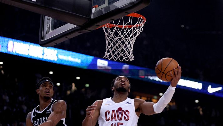 PARIS, FRANCE - JANUARY 11: Donovan Mitchell of Cleveland Cavaliers shoots over Nic Claxton of Brooklyn Nets during the NBA match between Brooklyn Nets and Cleveland Cavaliers at The Accor Arena on January 11, 2024 in Paris, France. (Photo by Dean Mouhtaropoulos/Getty Images) Pacers-Cavs, dove vedere la partita in diretta tv e in streaming LIVE - immagine 1